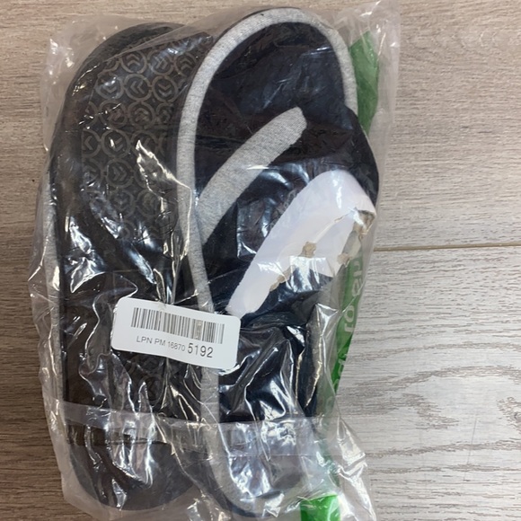 NEW Isotoner Microterry Michelle Thong Slippers - Picture 7 of 7